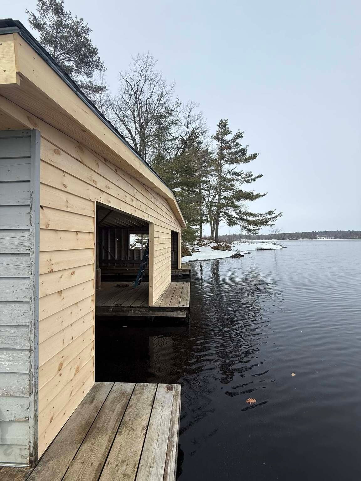 House built on a Muskoka lake by RBConstruction